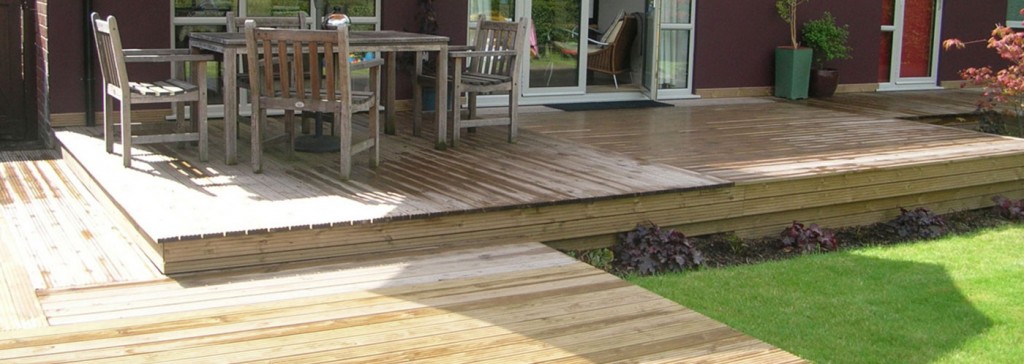 Timber deck with steps and outdoor dining furniture