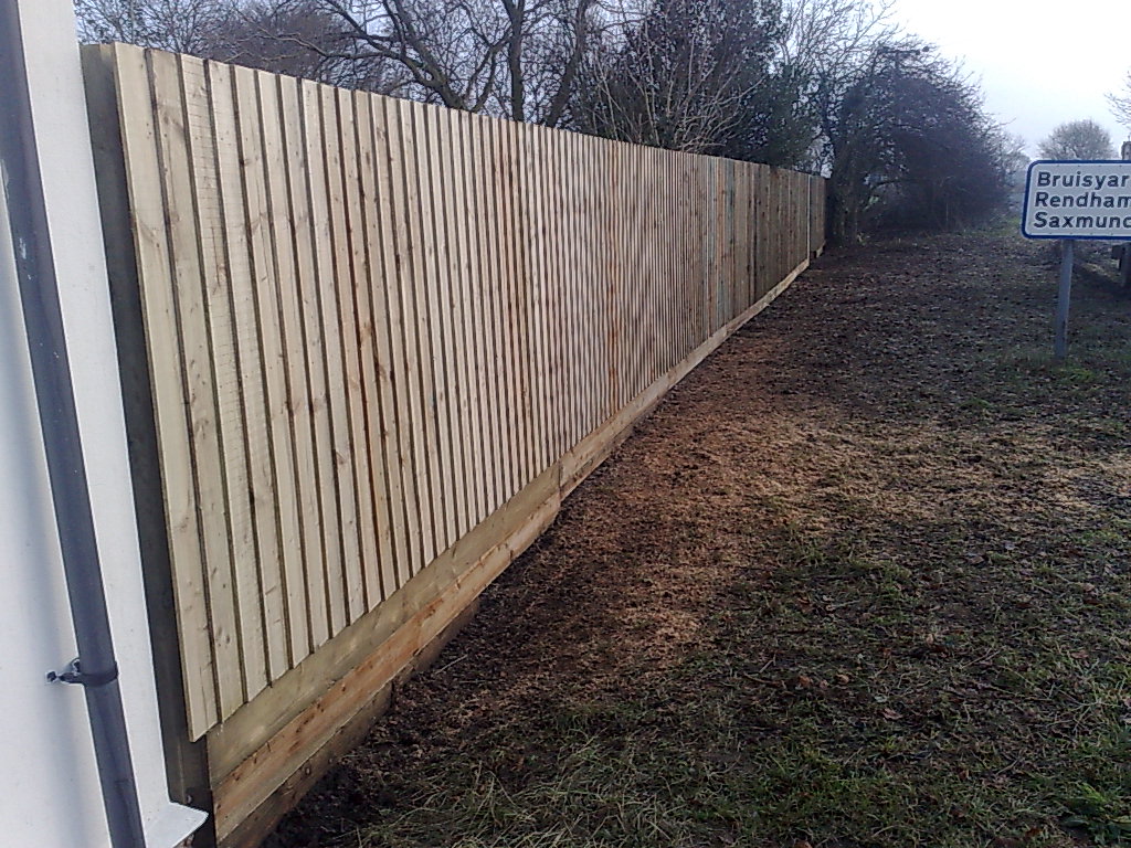 New close-board timber boundary fence