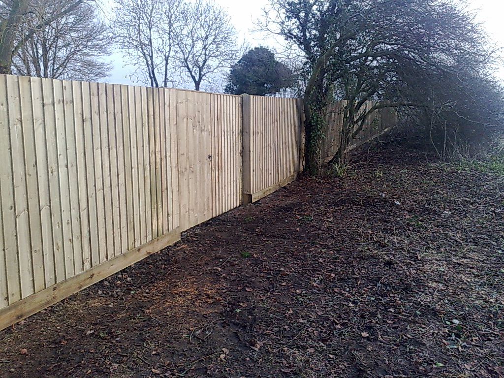New close-board timber boundary fence