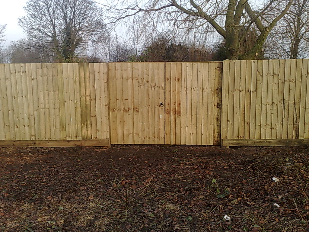 New close-board timber boundary fence